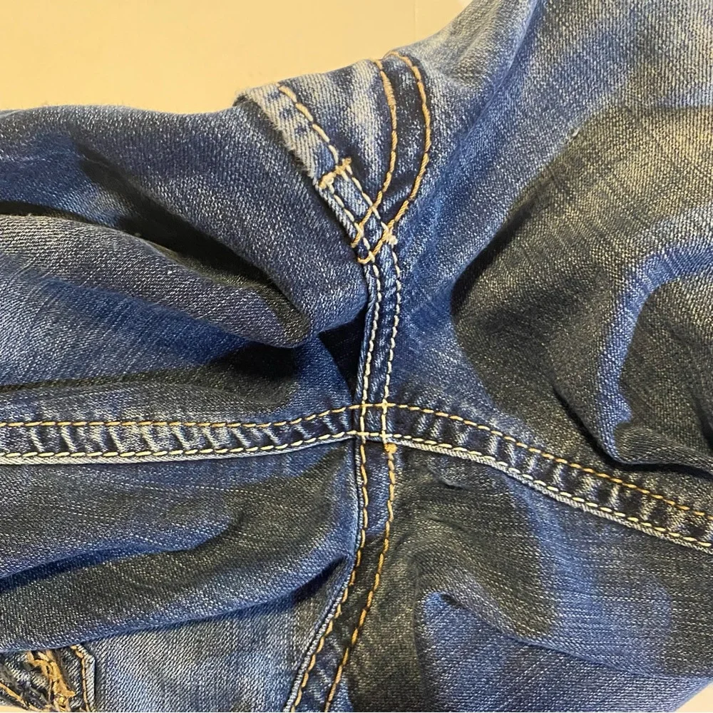 Silver Jeans Suki, boot cut,midrise, distressed 31” waist 27” inseam  8 1/2”rise - Picture 9 of 13